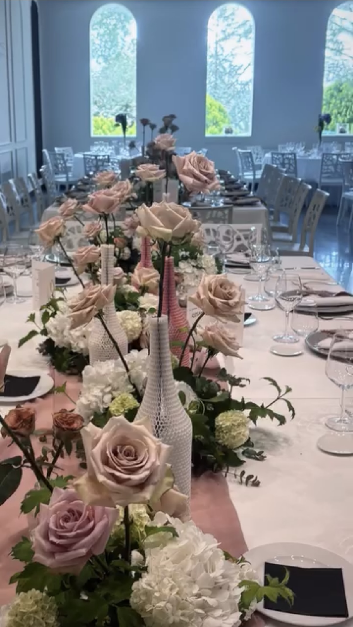 Mise en place raffinata e dettagli di allestimento