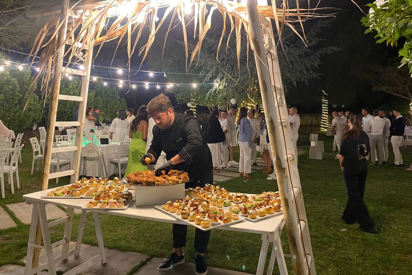 Suggestivo taglio della torta nuziale nel parco
